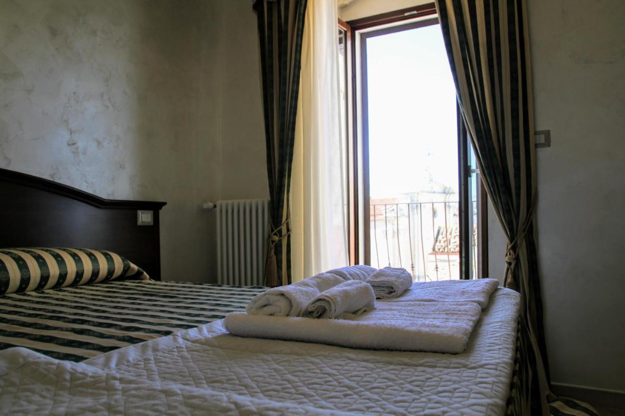 Rooms Dimora Arco - Affitti Brevi Italia Monte Sant'Angelo Ngoại thất bức ảnh